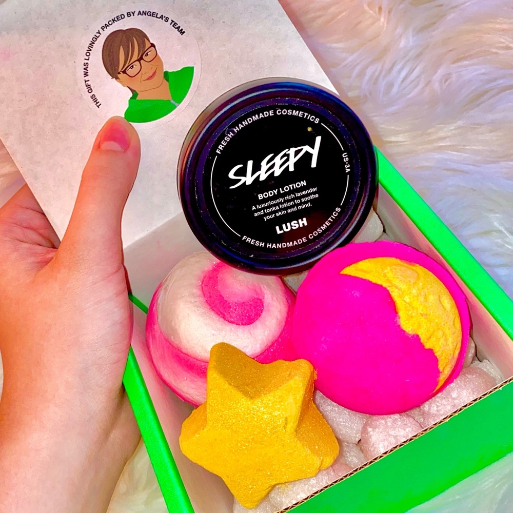 LUSH Bundle - 2 Bath Bombs, 1 Bubble Bar, 1 Lotion